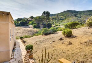Modern mountain-side guest suite with private parking in Newbury Park California