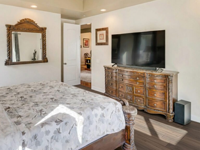 Luxury master suite in furnished rental near Amgen