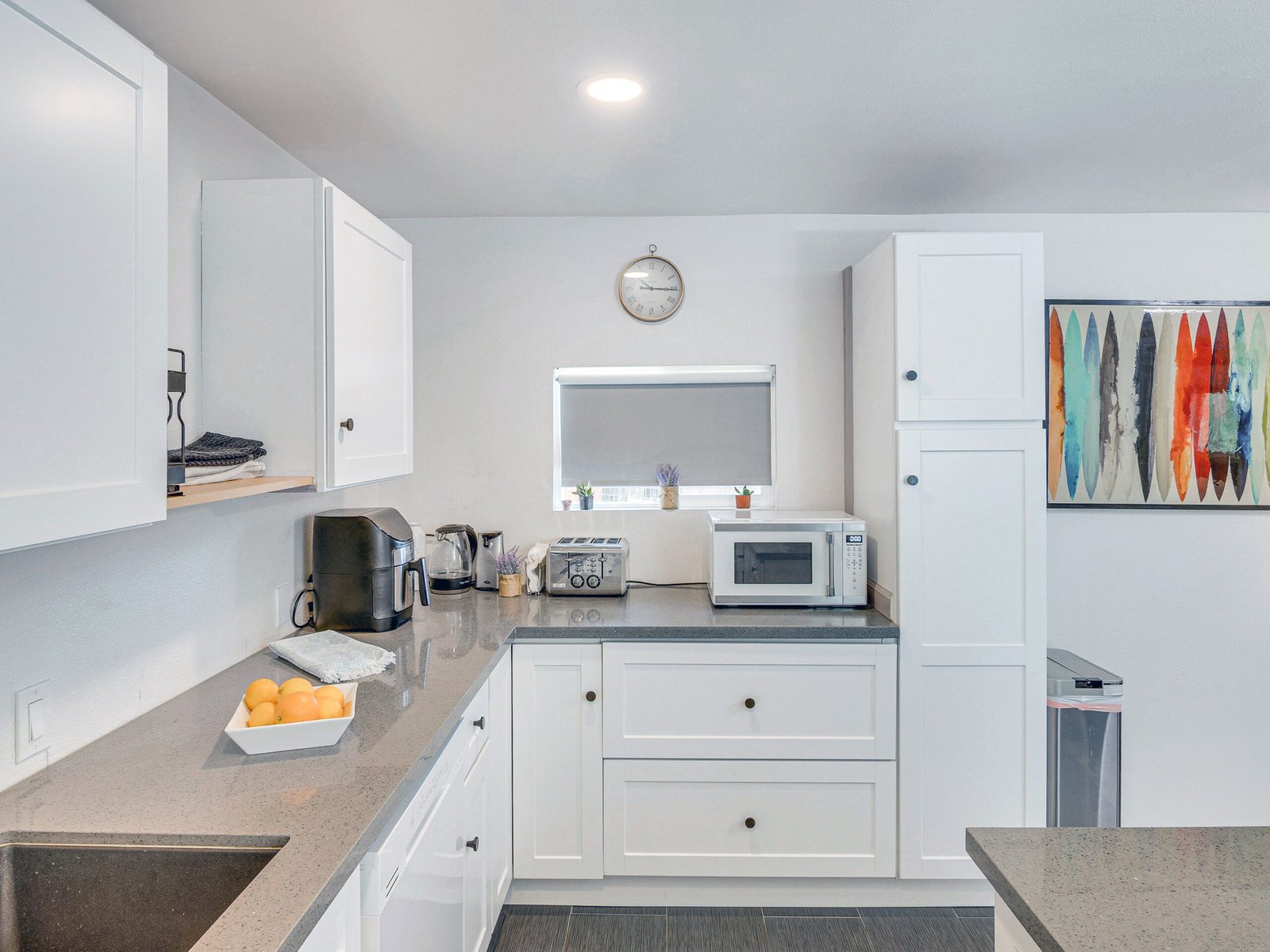 Newbury Park Vacation Rental | The Surf Retreat Modern 1BR 8 Fully equipped kitchen for long-term stays in Thousand Oaks.