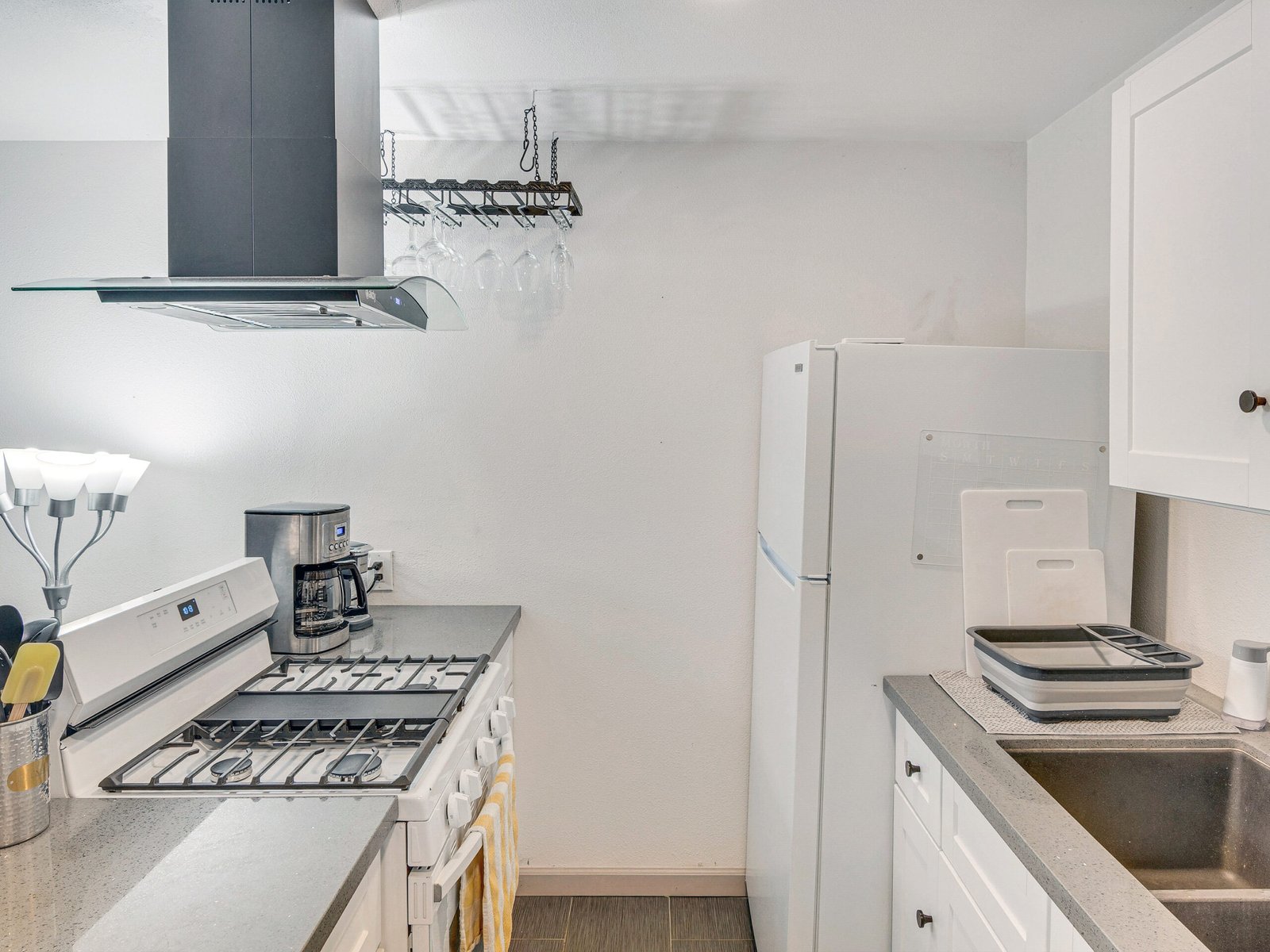 Newbury Park Vacation Rental | The Surf Retreat Modern 1BR 7 Fully equipped kitchen for long-term stays in Thousand Oaks.