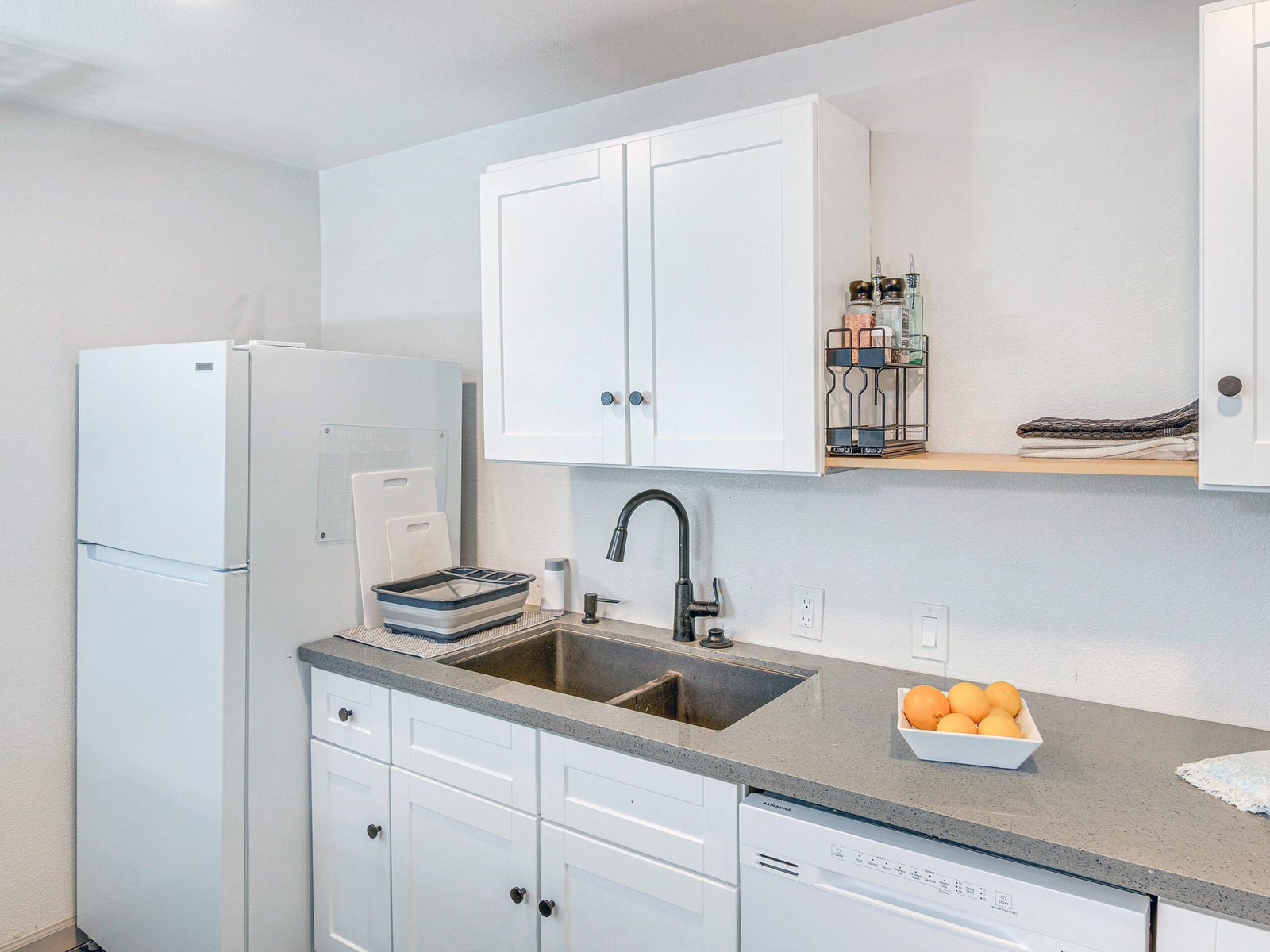 Newbury Park Vacation Rental | The Surf Retreat Modern 1BR 6 Fully equipped kitchen for long-term stays in Thousand Oaks.