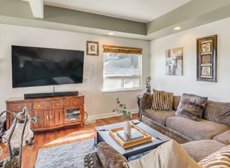 Main House Professional Pictures 9 With Decoration 1