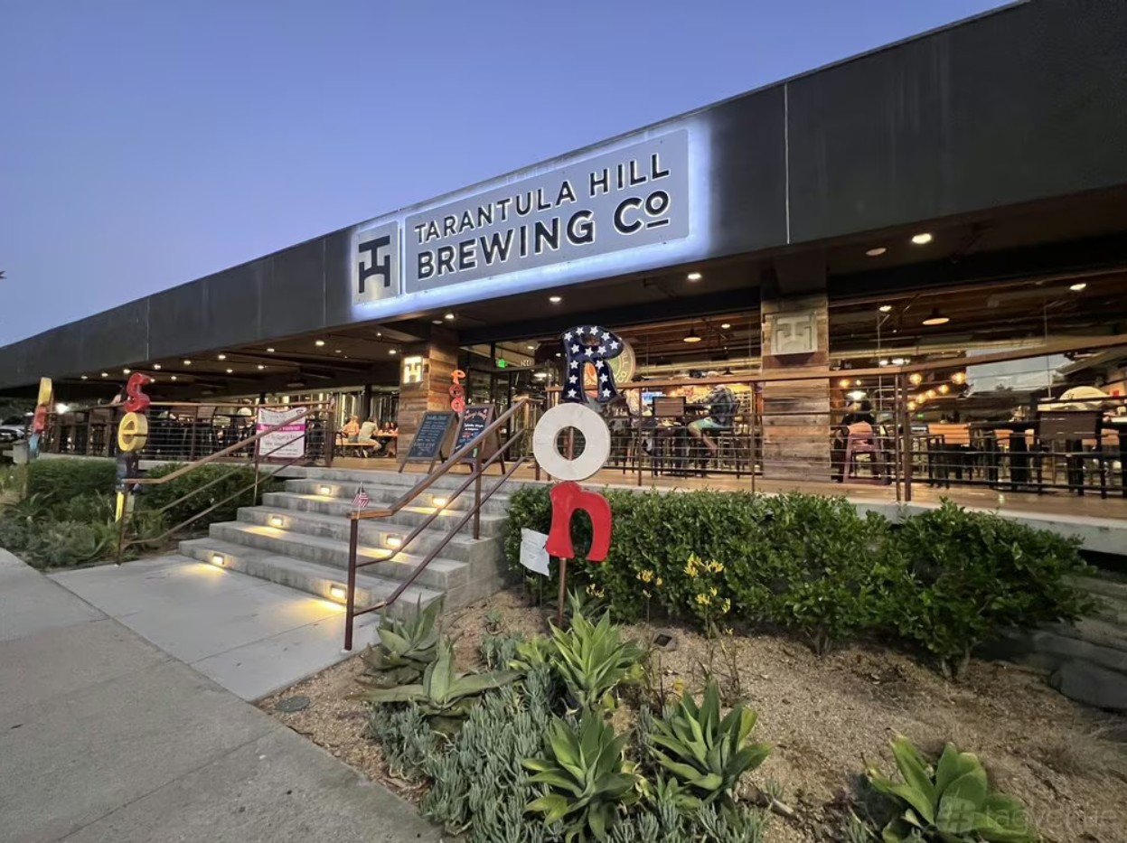 outdoor dining Thousand Oaks at Tarantula Hill Brewing